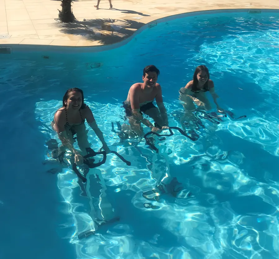 Séance d'aqua-bikes dans la piscine