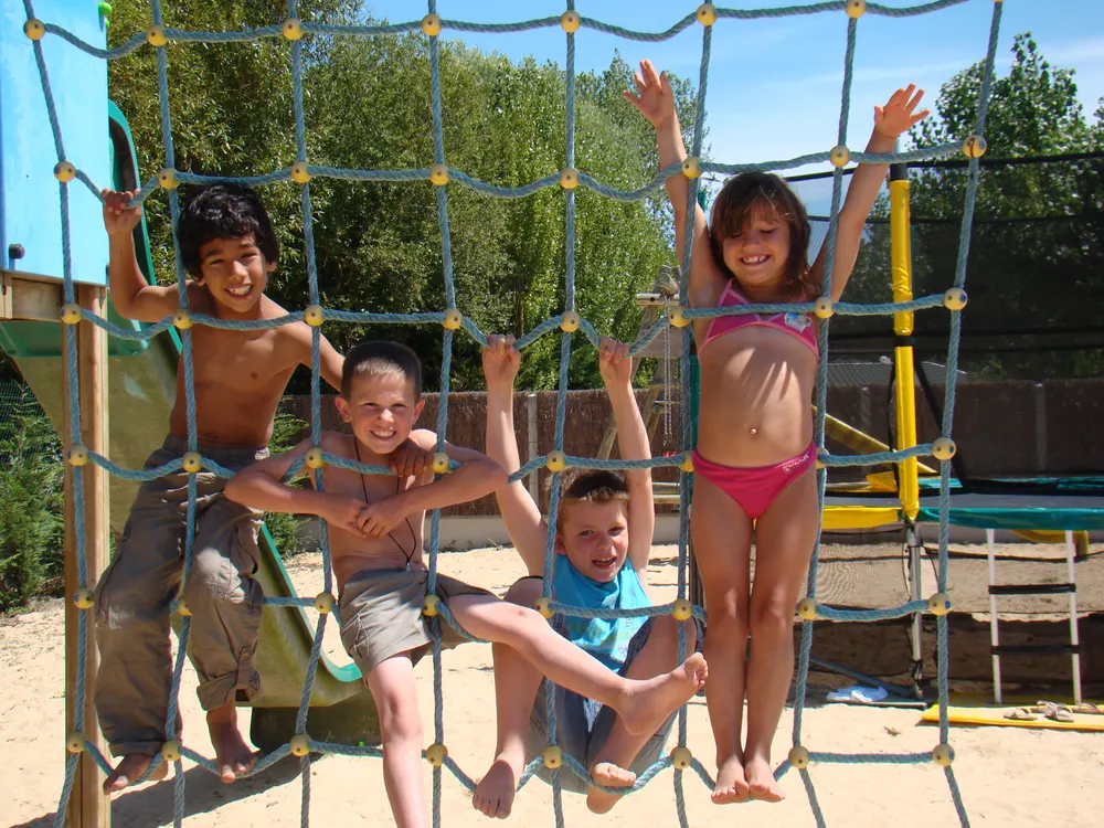 Enfants sur la structure de jeux