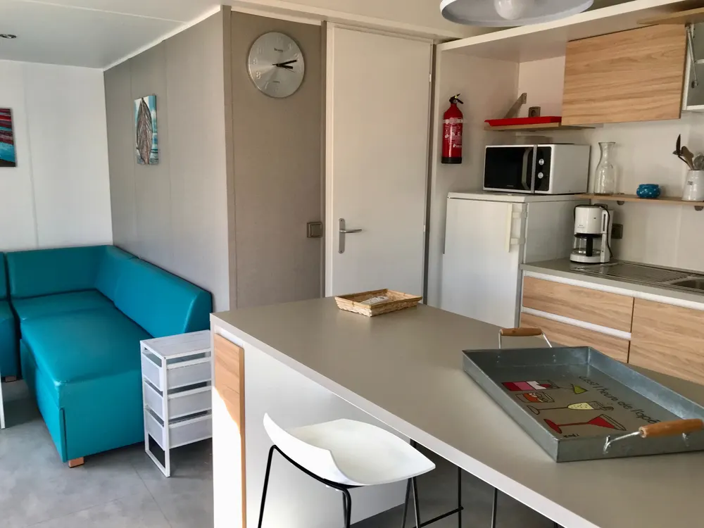 Intérieur d'un mobil-home : salon et cuisine
