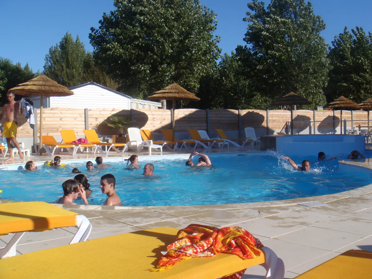 Enfants dans la piscine