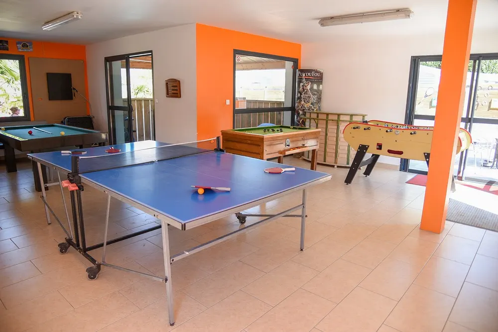 Salle de jeux avec ping-pong et baby-foot