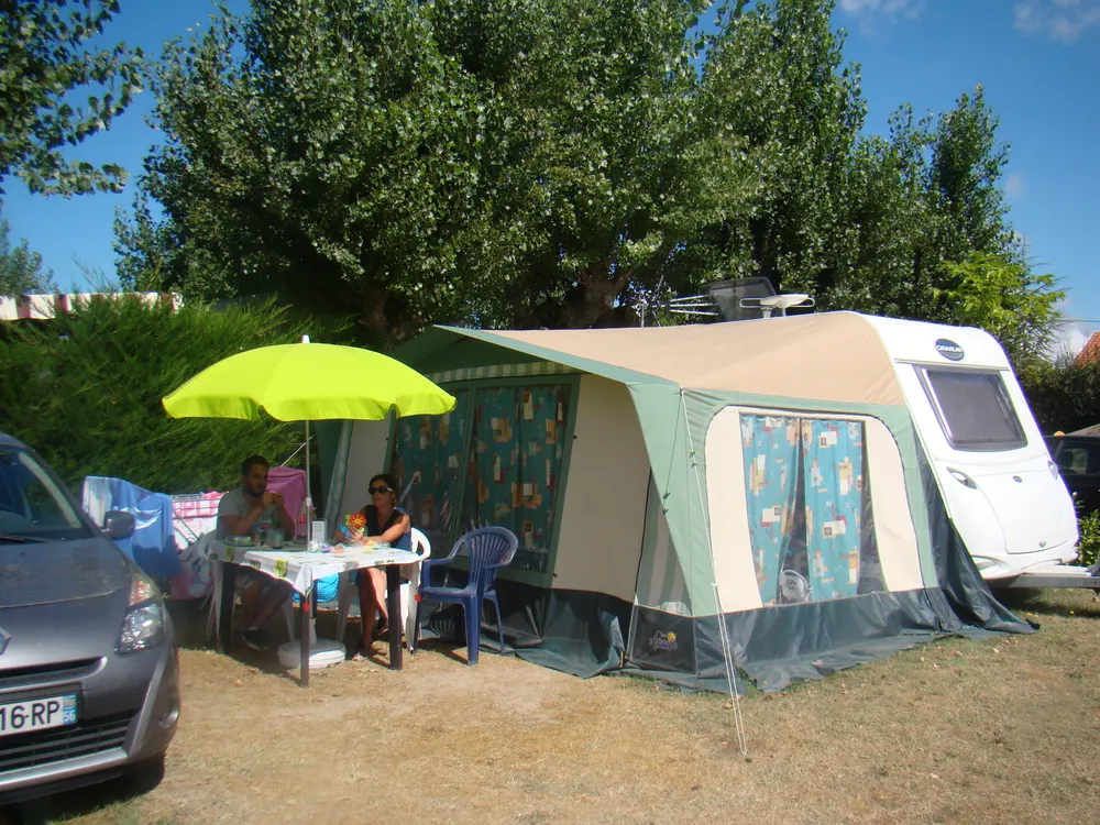 Emplacement avec tente et caravane